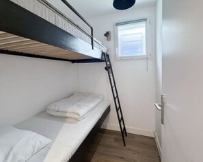 2 bedrooms, travel crib, free WiFi