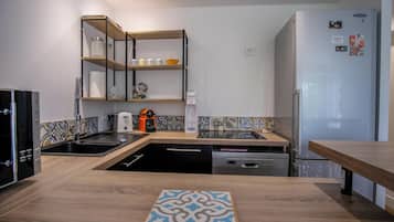 Frigorifero, microonde, forno, piano cottura