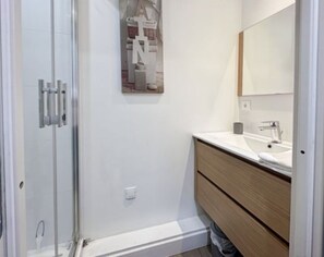 Douche, sèche-cheveux, papier toilette