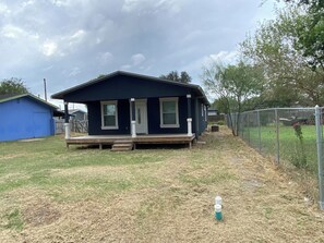 Exterior - Charming 3-bedroom house in delightful San Benito with WiFi, central AC and Heat (San Benito)