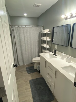 Towels, soap, shampoo, toilet paper - Charming 3-bedroom house in delightful San Benito with WiFi, central AC and Heat (San Benito)