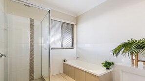 Shower - BARRIER REEF BEACH HOUSE (Agnes Water)