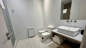 Dusj, hårføner, bidé og håndklær