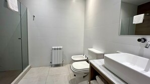 Dusj, hårføner, bidé og håndklær