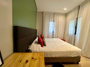 1 bedroom, desk, WiFi, bed sheets