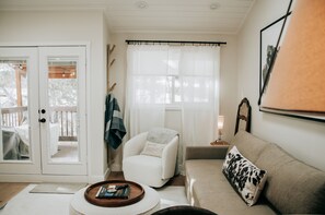 Smart-TV, Kamin, Bücher