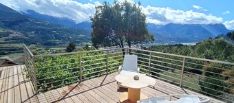 Spacious apartment with magnificent view and terrace, on the 1st floor of a villa.
