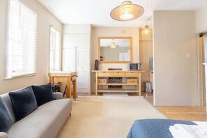 Living area - PBC | Studio Apartment by Sloane Square 56FDP (London)