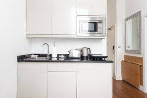 Private kitchen - PBC | Modern Two Bedroom Apartment South Kensington BH3 (London)