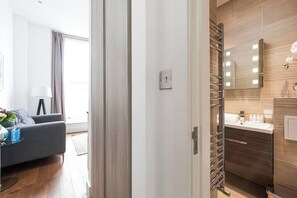 Shower - PBC | Modern Two Bedroom Apartment South Kensington BH3 (London)