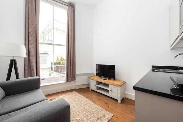 Living area - PBC | Modern Two Bedroom Apartment South Kensington BH3 (London)