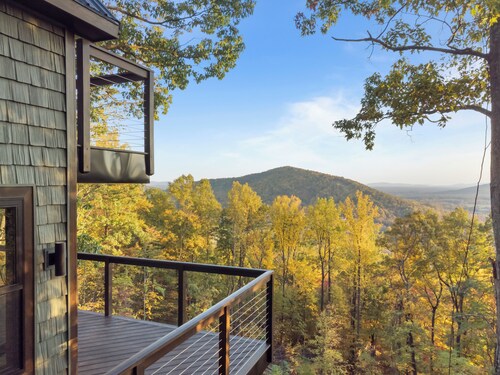 Cozy Treehouse in charming Stanardsville with WiFi, Heating/AC, Hot Tub! 
