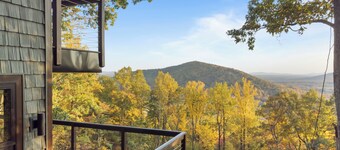 Cozy Treehouse in charming Stanardsville with WiFi, Heating/AC, Hot Tub! 
