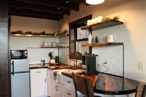 Réfrigérateur, four à micro-ondes, surface de cuisson, cafetière-théière