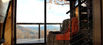 Cozy Treehouse in charming Stanardsville with WiFi, Heating/AC, Hot Tub!