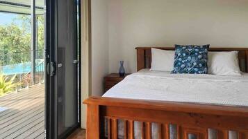 3 bedrooms, desk, WiFi, bed sheets