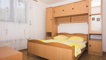 2 bedrooms, travel crib, free WiFi, bed sheets