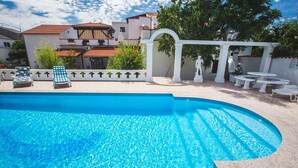 Una piscina cubierta