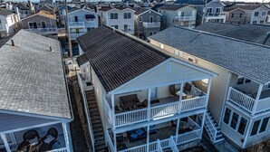 Ein mehrgeschossiges Wohngebäude mit Balkon und überdachter Veranda.