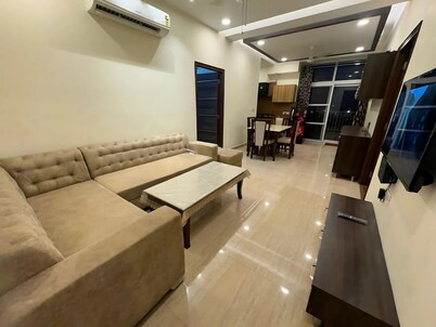 Cozy 2-bedroom apartment in nice Khajurla with WiFi, AC