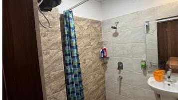 Douche, sèche-cheveux, bidet, savon