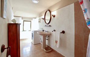 Shower - 2 bedroom nice home in Camaiore (Camaiore)