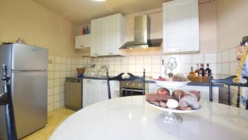 Geladeira, micro-ondas, cooktop, lava-louças