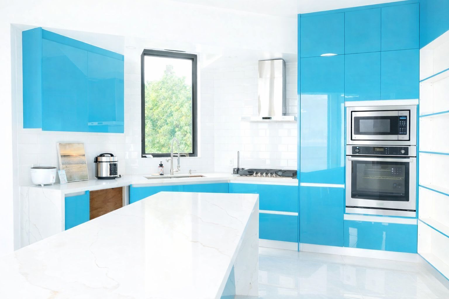 Una cucina moderna con mobili blu, un piano di lavoro bianco, un forno integrato e un microonde.