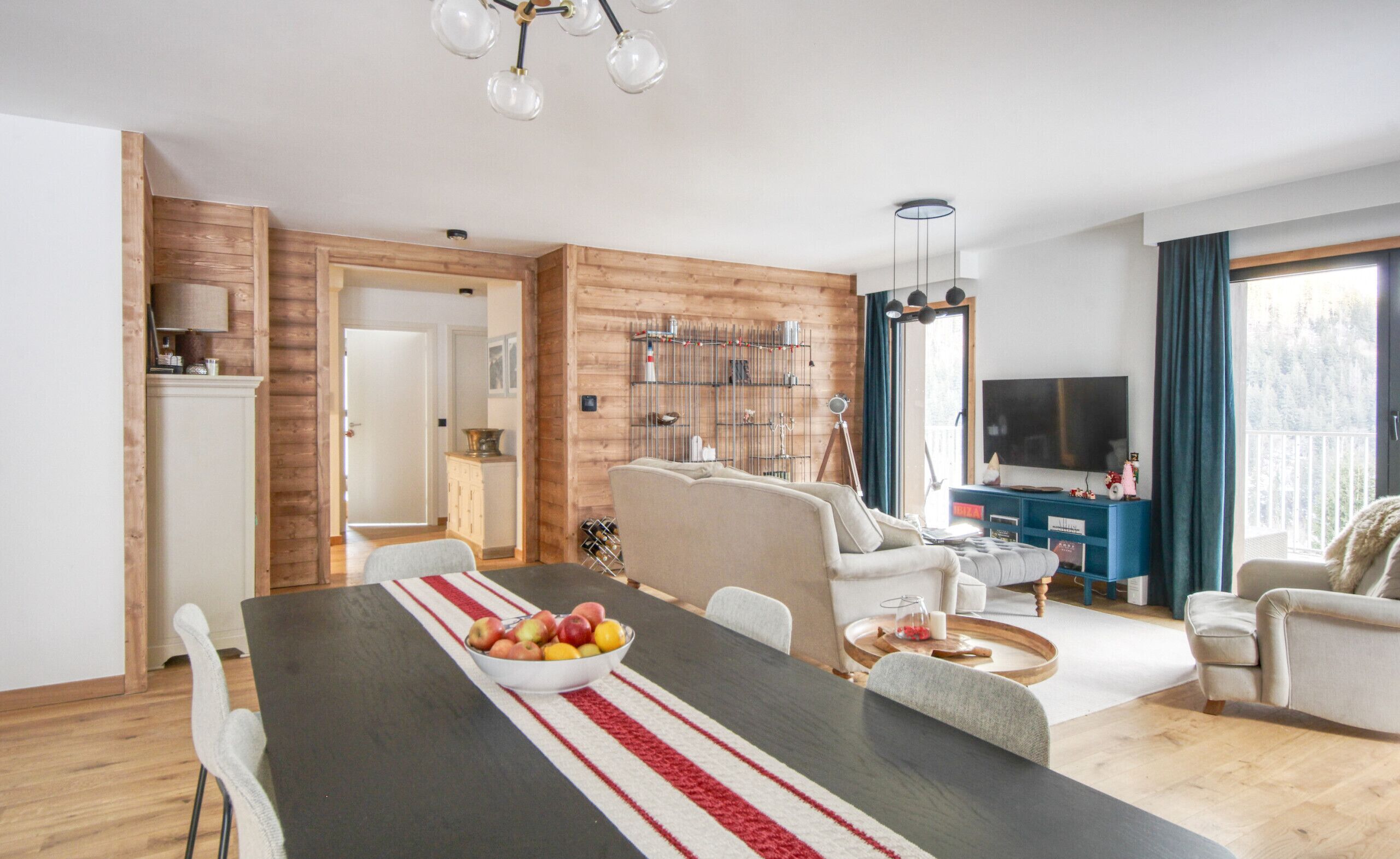 TV, fireplace
