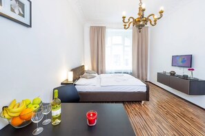 Superior-Apartment, Stadtblick | Schreibtisch, laptopgeeigneter Arbeitsplatz, Bügeleisen/Bügelbrett