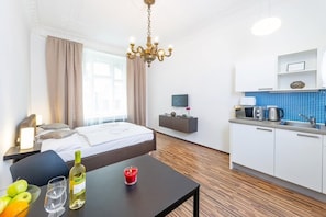 Superior-Apartment, Stadtblick | Schreibtisch, laptopgeeigneter Arbeitsplatz, Bügeleisen/Bügelbrett