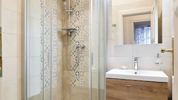 Dusche, kostenlose Toilettenartikel, Haartrockner, Hausschuhe