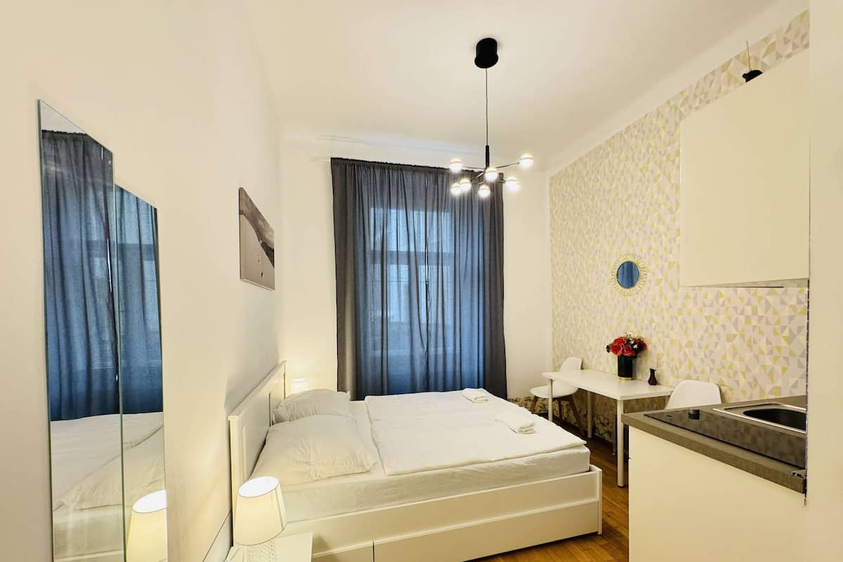 Apartment, Stadtblick, Erdgeschoss | Schreibtisch, laptopgeeigneter Arbeitsplatz, Bügeleisen/Bügelbrett