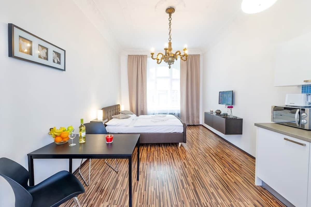 Superior-Apartment, Stadtblick | Schreibtisch, laptopgeeigneter Arbeitsplatz, Bügeleisen/Bügelbrett