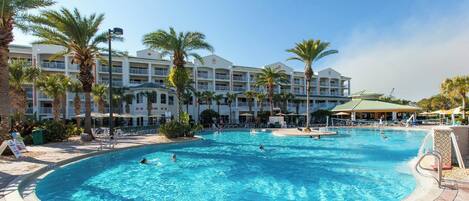 Alberca al aire libre y alberca climatizada