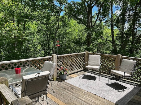 Outdoor dining. Cozy Cottage-Devil`s Bathtub/Nat Tunnel