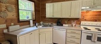 Cabin 1, Cozy Cottage with WiFi, Fireplace and Whirlpool Tub in Duffield, VA