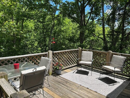 Cozy Cottage-Devil's Bathtub/Nat Tunnel-Secluded, WiFi, Fireplace, Whirlpool Tub