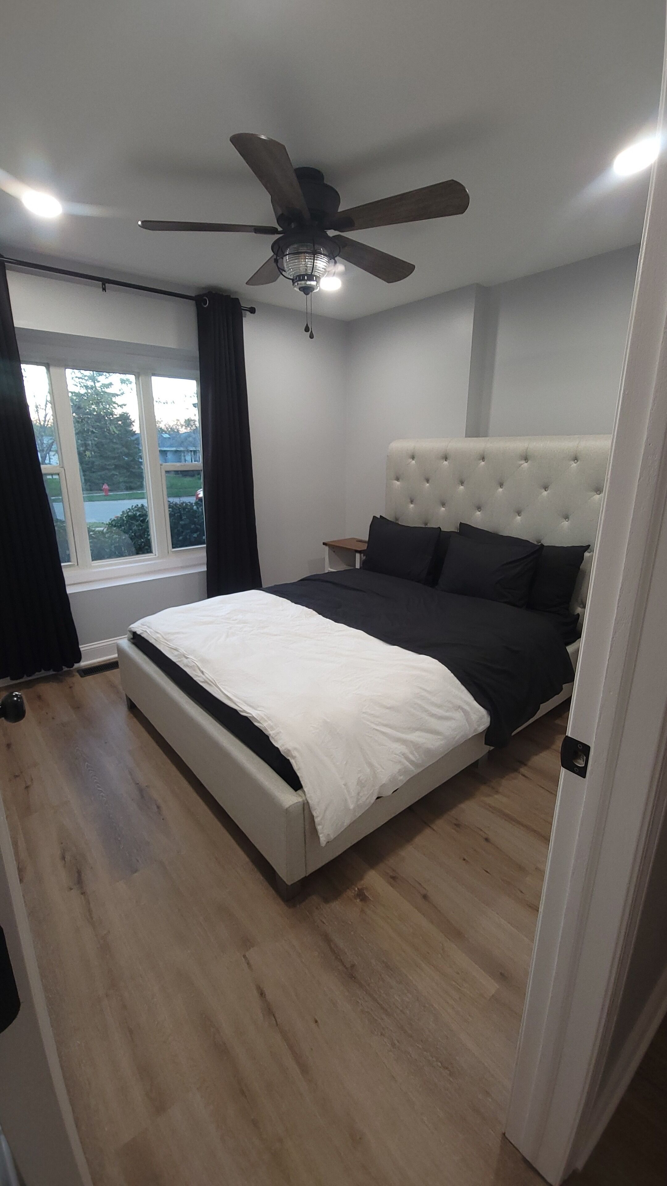 6 bedrooms, desk, iron/ironing board, travel crib