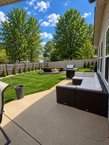 6 bedrooms! Pool Table, Gaming Area, Firepit & More