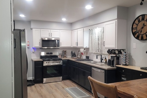 Kjøleskap, mikrobølgeovn, ovn og kokeplater