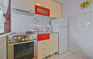 Réfrigérateur, micro-ondes, plaque de cuisson, lave-vaisselle