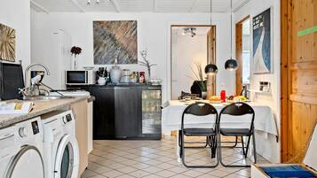 Køleskab, kogeplade, kaffe-/temaskine