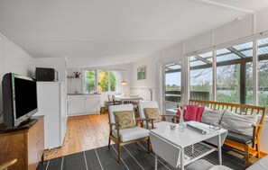 TV - Awesome home in Martofte with WiFi (Martofte)