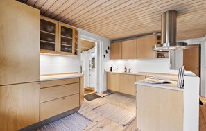 Kjøleskap, ovn, kokeplater og oppvaskmaskin