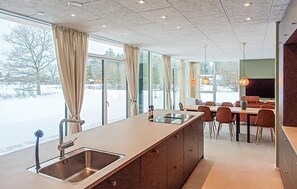 Kühlschrank, Geschirrspüler, Wasserkocher mit Kaffee-/Teezubehör