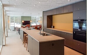 Kühlschrank, Geschirrspüler, Wasserkocher mit Kaffee-/Teezubehör