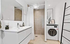 Regadera y secadora de cabello 