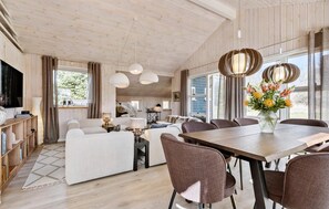Interior - 4 bedroom nice home in Højby (Højby)