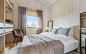 3 bedrooms, iron/ironing board, travel cot, free WiFi - 4 bedroom nice home in Højby (Højby)